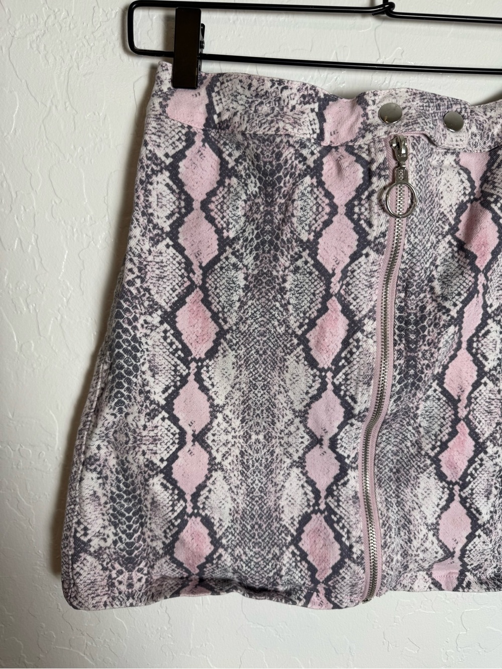 Altar’d State Pink Gray Snakeskin Print Zip-Front Mini Skirt - Picture 4 of 8